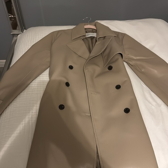 babaton tabloid trench coat - Picture 2 of 5